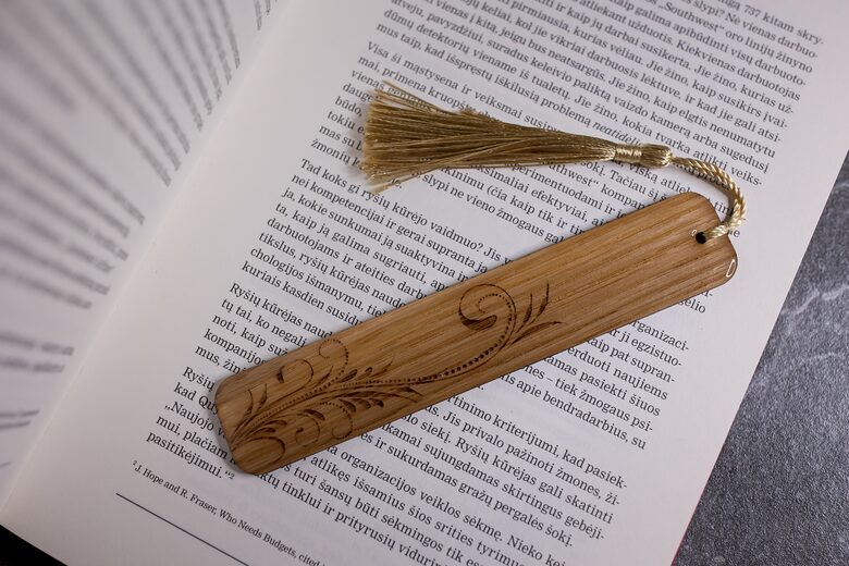 Ąžuolinis skirtukas knygai ornamentas