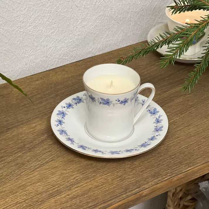 Žvakė vintažiniame puodelyje
