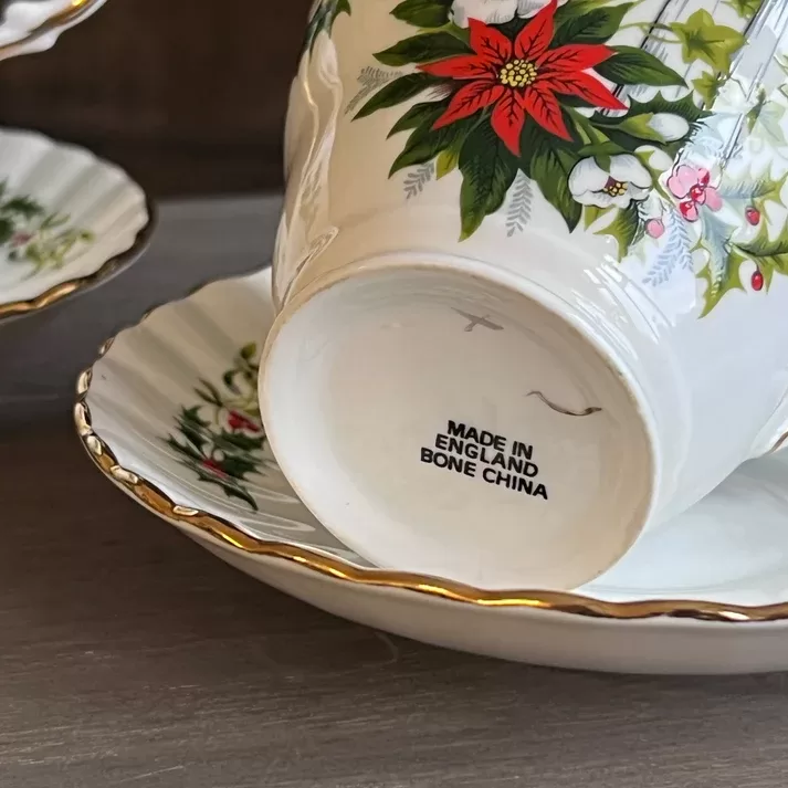 Angliško porceliano puodelis žvakė, dekoruotas kalėdiniais simboliais