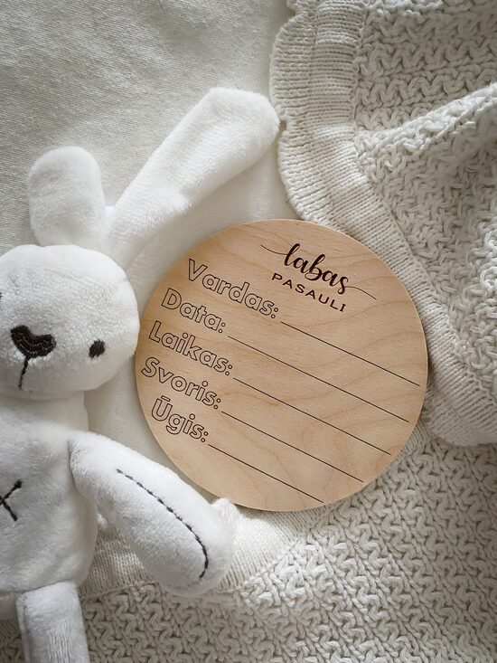 Medinės kūdikio mėnėsių kortelės su metrikais